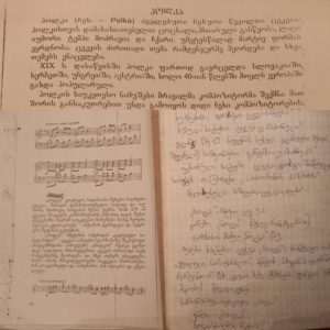 Notizen auf Georgisch über Polka