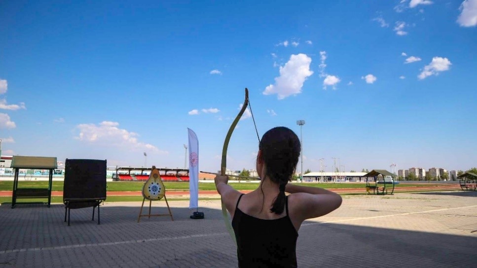 Archery lessons as one of the activities for the volunteers in Gaziantep (photo: author)