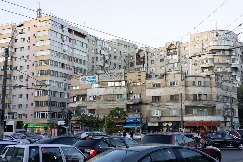 The buildings remain the same as in communist times, but life around them changes – for the better, as many young Romanians are sure. (Photo: Private)